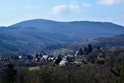 Le village et le Mont Beuvray