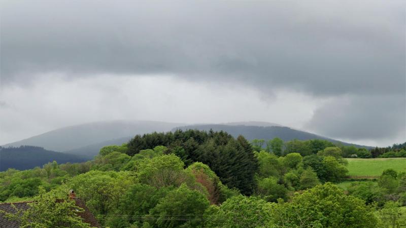Mont Beuvray ciel d'orage en été